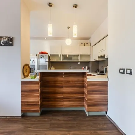 Lights 2br With Balcony By Pikhost *