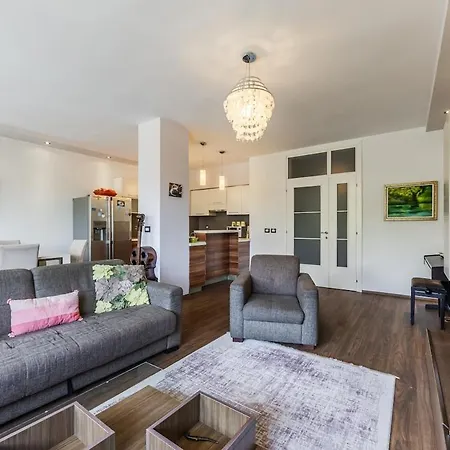 Lights 2br With Balcony By Pikhost Appartement