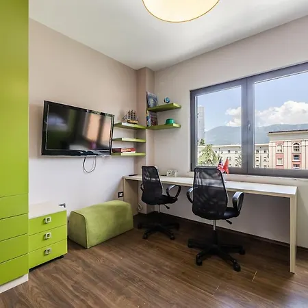 Lights 2br With Balcony By Pikhost *