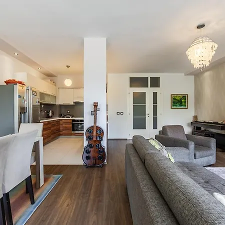 Lights 2br With Balcony By Pikhost Appartement Tirana